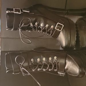 NWOB shoe dazzle black ankle boots with buckles sz8